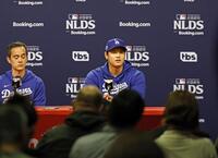 　地区シリーズを前に記者会見する大谷（共同）