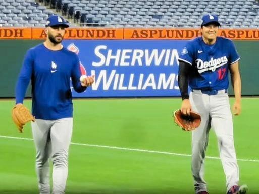 　ロバーツ監督を見つけた瞬間、笑みを浮かべる大谷。左はスコット（撮影・小林信行）