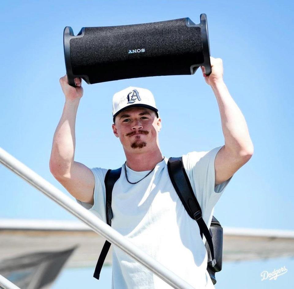 　フィラデルフィアへ移動する機内へ向かうドライヤー（ロサンゼルス・ドジャース提供）