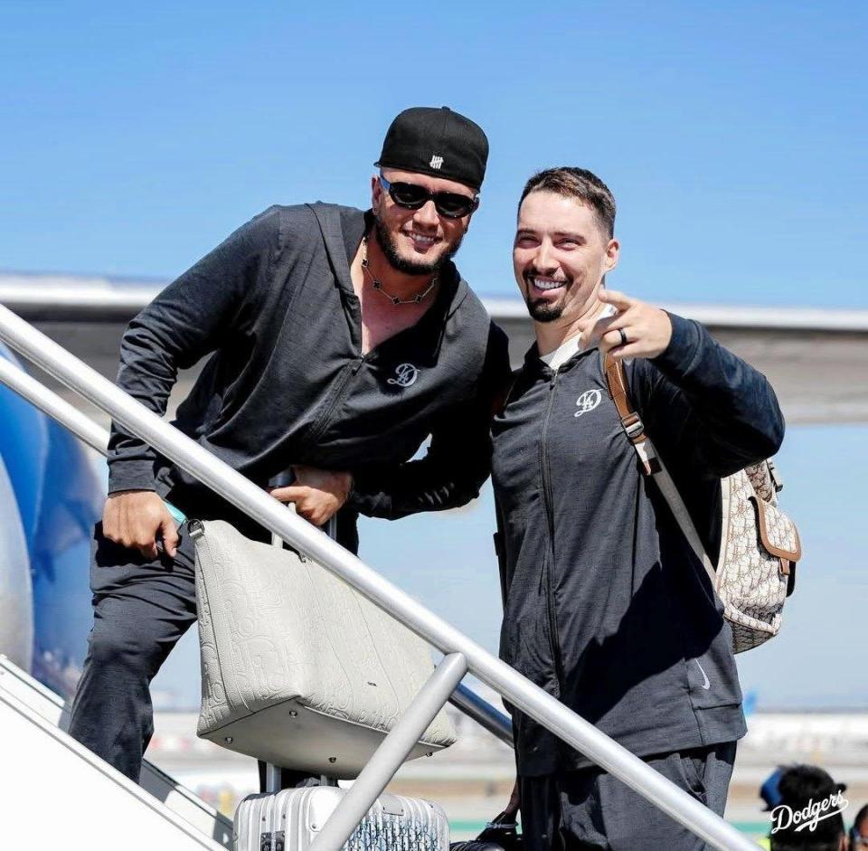 　フィラデルフィアへ移動する機内へ向かうスネルとロハス（ロサンゼルス・ドジャース提供）