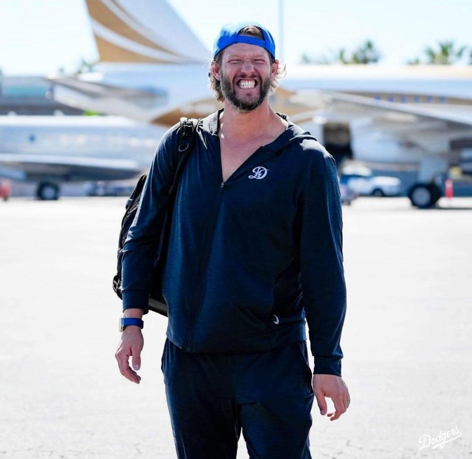 　フィラデルフィアへ移動する機内へ向かうカーショー（ロサンゼルス・ドジャース提供）