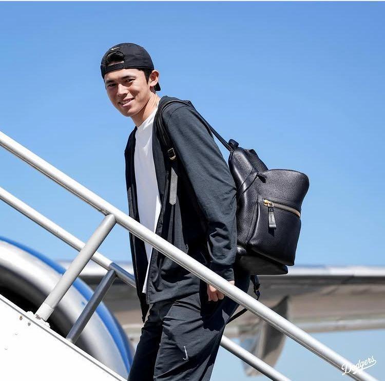 　フィラデルフィアへの機内に向かう佐々木朗希（ロサンゼルス・ドジャース提供）