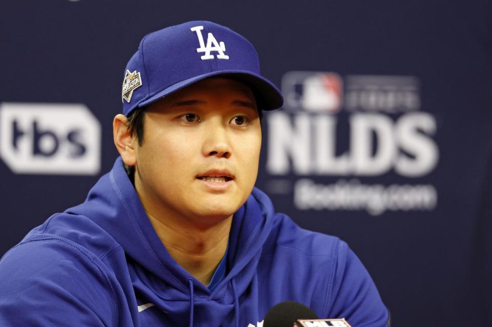 　地区シリーズを前に記者会見する大谷（共同）