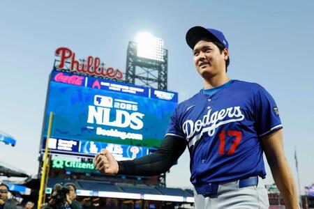 　練習を終えて引き揚げるドジャース・大谷（共同）