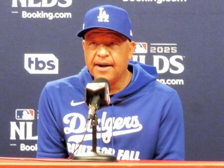 　前日会見で報道陣の質問に答えるロバーツ監督（撮影・小林信行）