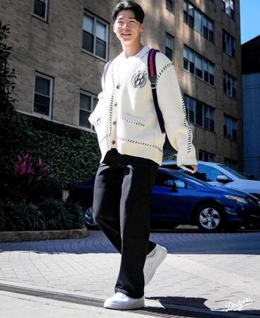 　球場入りするキム・ヘソン（ロサンゼルス・ドジャース提供）