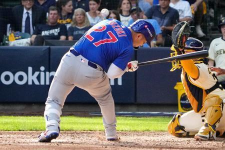 　ブルワーズ戦、六回の打席で相手の投球をよけるカブスの鈴木誠也＝４日、ミルウォーキー（イマジンイメージズ・ロイター＝共同）