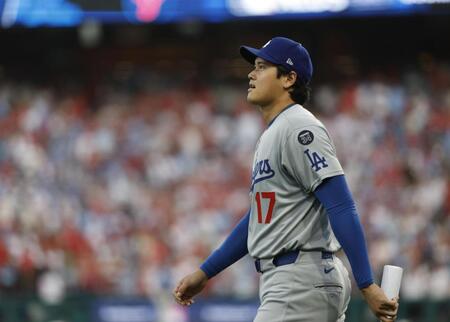 　試合に臨む大谷（共同）