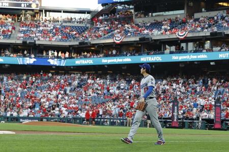 　試合に臨む大谷（共同）
