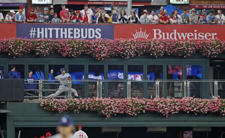 　試合前、ブルペンで投球練習する大谷（共同）