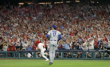 　２回、リアルミュート（奥）に先制の２点三塁打を許した大谷（共同）