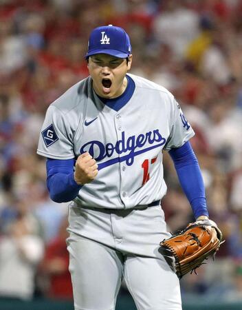 　５回、シュワバーを空振り三振に仕留め雄たけびを上げる大谷（共同）