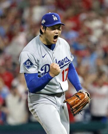 　５回、シュワバーを空振り三振に仕留め雄たけびを上げる大谷（共同）