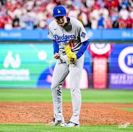 　９回を無失点に抑え初セーブを挙げた佐々木は雄たけびをあげる（ロサンゼルス・ドジャース提供）