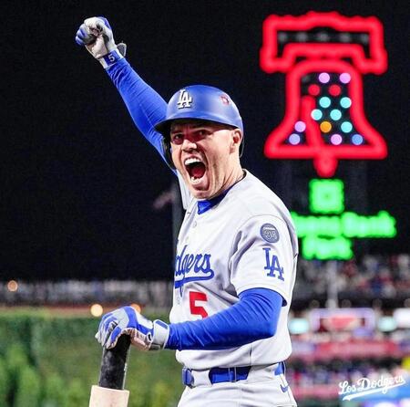 フリーマンが見せたド軍を象徴するワンシーン　テオの逆転決勝３ランにネクストで　ロバーツ監督「互いにカバーし合って勝ってきている」