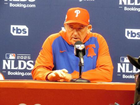 　試合後の会見に臨んだフィリーズのトムソン監督（撮影・小林信行）