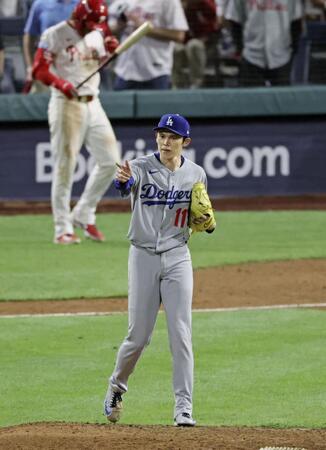 　９回、カステラノスを二ゴロに打ち取った佐々木（共同）