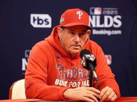 　試合前、記者会見するフィリーズのトムソン監督＝フィラデルフィア（共同）
