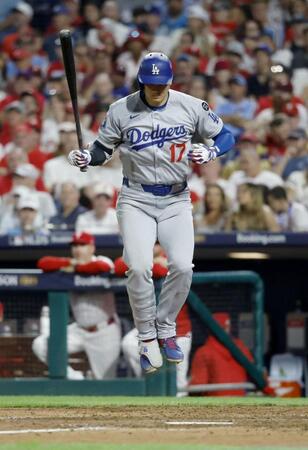 　９回、打席で跳びはねる大谷（共同）