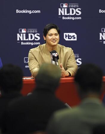 　試合後、記者会見する大谷（共同）