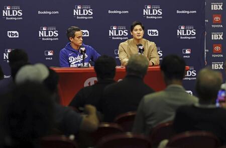 　試合後、記者会見する大谷（右）＝共同