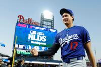 　練習を終えて引き揚げるドジャース・大谷（共同）