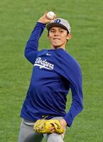 　キャッチボールする佐々木（共同）