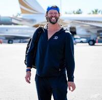 　フィラデルフィアへ移動する機内へ向かうカーショー（ロサンゼルス・ドジャース提供）