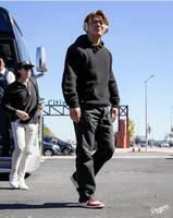 　球場入りする山本（ロサンゼルス・ドジャース提供）