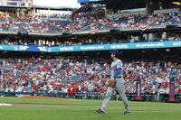 　試合に臨む大谷（共同）