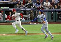 　１回、ハーパーを投ゴロに打ち取る大谷（共同）