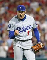 　５回、シュワバーを空振り三振に仕留め雄たけびを上げる大谷（共同）