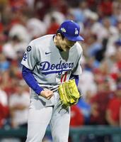 　９回、最後の打者を打ち取り声を上げる佐々木。初セーブを挙げた（共同）