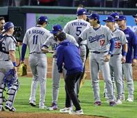 　フィリーズとの地区シリーズ第１戦に勝利し、初セーブを挙げた佐々木朗希（１１）を迎える、勝ち投手になった大谷翔平（１７）＝共同