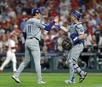 　９回を締めて初セーブを挙げ、捕手スミス（右）とタッチを交わす佐々木（共同）