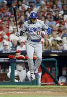 　９回、打席で跳びはねる大谷（共同）