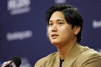 　試合後、記者会見する大谷（共同）