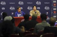 　試合後、記者会見する大谷（右）＝共同