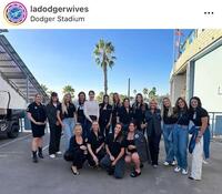 　ワイルドカードシリーズ２日目。本拠で決起するドジャース奥さまたち。後列左から５人目が大谷の妻・真美子さん。ドジャーワイブスの公式インスタグラム＠ｌａｄｏｄｇｅｒｗｉｖｅｓ（１０月２日付）より
