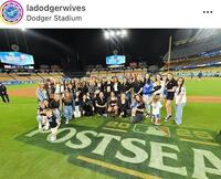 　いざＮＬＤＳへ！ドジャースタジアムで決起するドジャース奥さまたち。ドジャーワイブスの公式インスタグラム＠ｌａｄｏｄｇｅｒｗｉｖｅｓ（１０月２日付）より