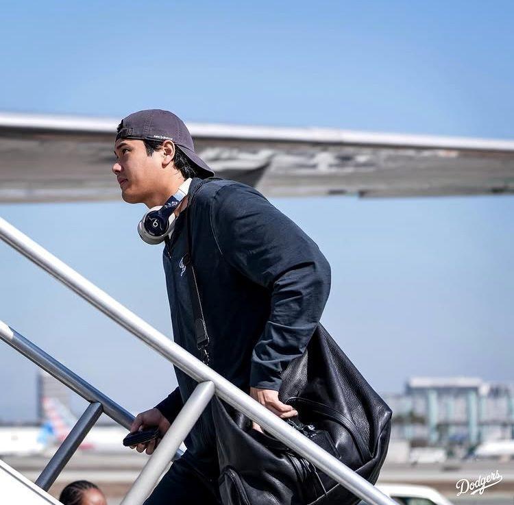 　フィラデルフィアへの機内に向かう大谷翔平（ロサンゼルス・ドジャース提供）