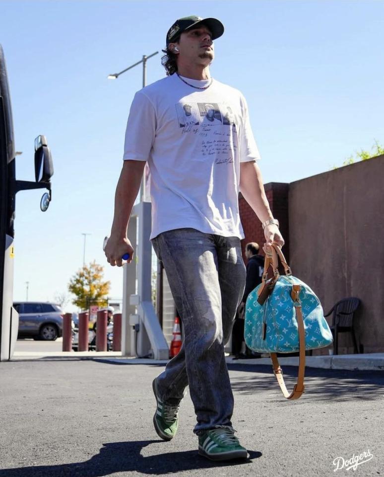 　球場入りするキケ・ヘルナンデス（ロサンゼルス・ドジャース提供）