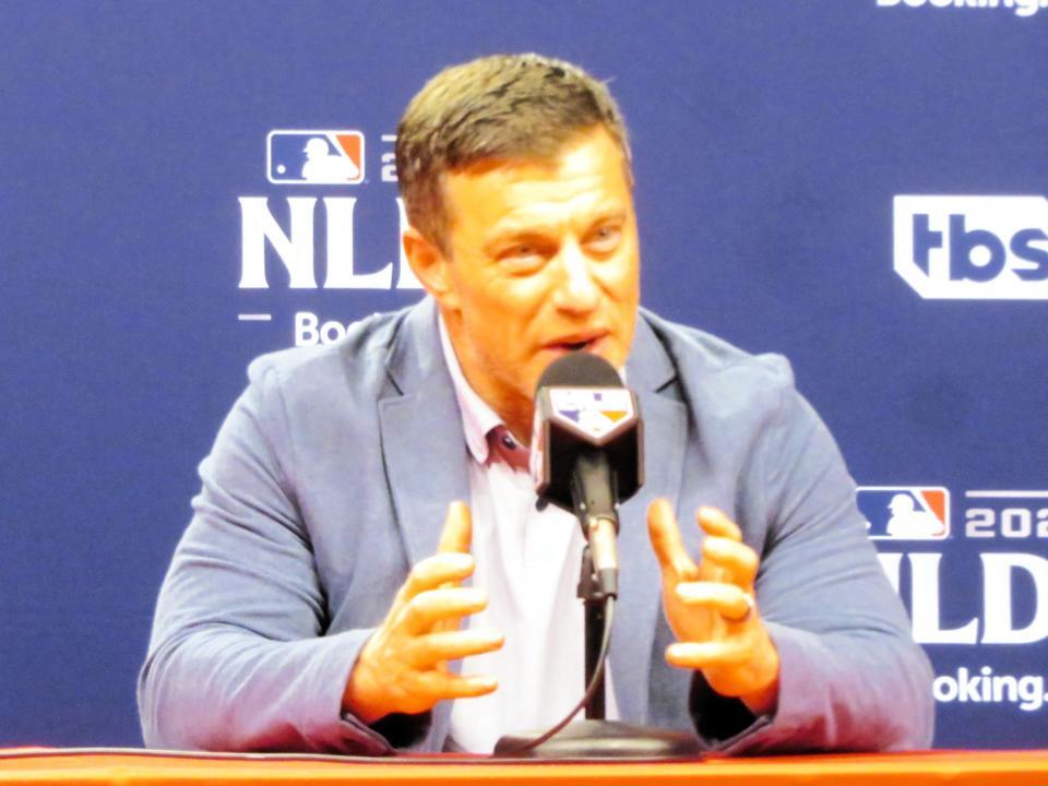 　佐々木について語るドジャース・フリードマン編成本部長（撮影・小林信行）