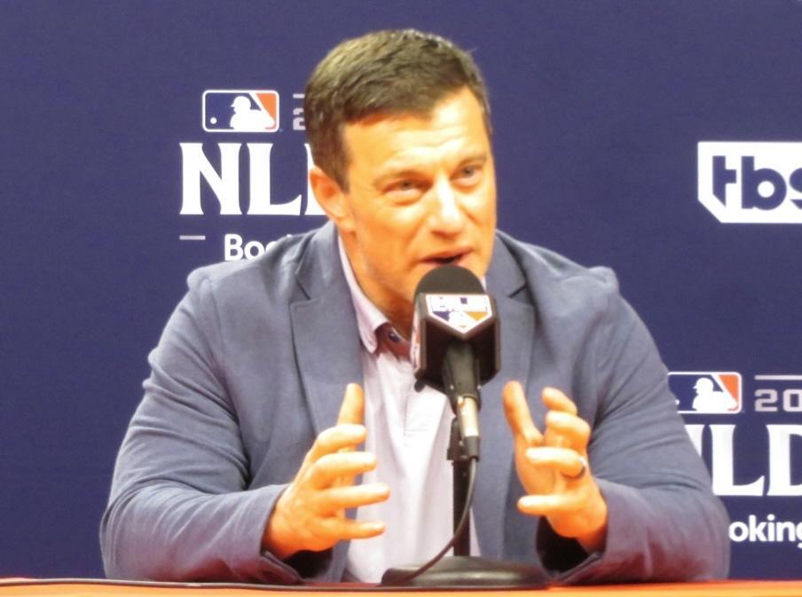 　試合前の会見で報道陣の質問に答えるドジャースのフリードマン編成本部長（撮影・小林信行）