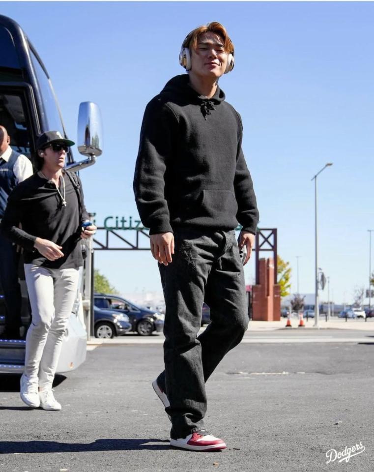 　球場入りする山本（ロサンゼルス・ドジャース提供）