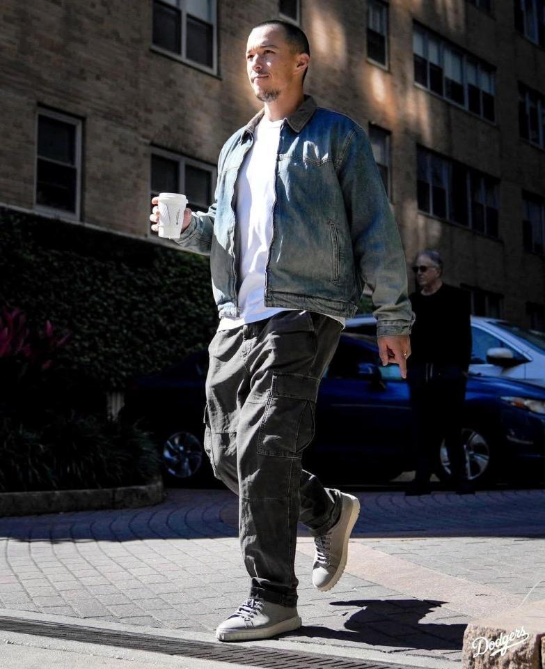 　球場入りするエドマン（ロサンゼルス・ドジャース提供）