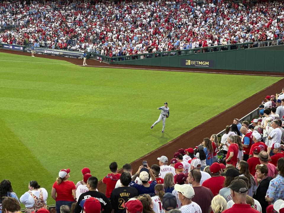 　試合前、キャッチボールする大谷（共同）