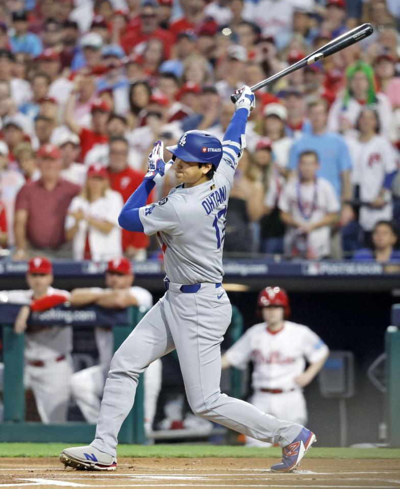 　１回、空振り三振に倒れる大谷（共同）