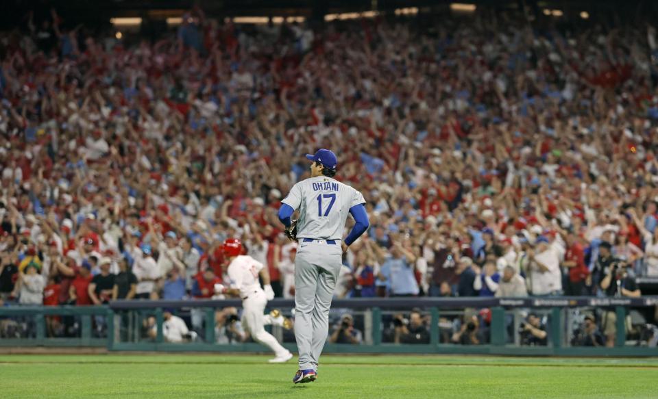 　２回、リアルミュート（奥）に先制の２点三塁打を許した大谷（共同）