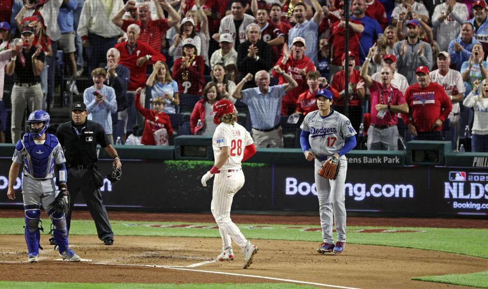 　２回、リアルミュートに先制の２点三塁打を許した大谷。（２８）は生還するボーム（共同）